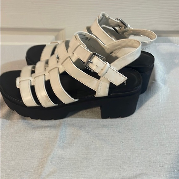 Stylish Black and White Women's Sandals - Picture 4 of 7